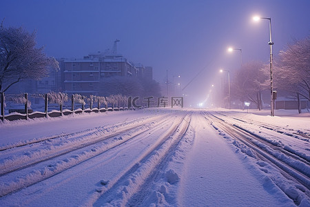 夜晚被雪覆盖的道路上的雪景
