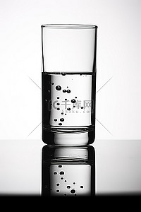 放在地板上的玻璃杯中的水
