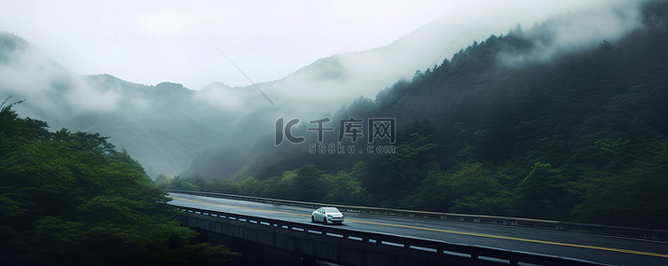 汽车在山中行驶的图像