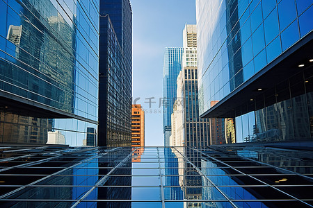 公司业绩图表模板背景图片_空荡荡的办公空间中的摩天大楼