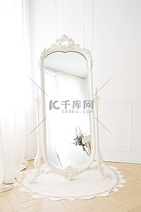 白色地毯上的白色墙镜