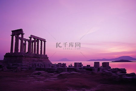 雅典人背景图片_紫色天空下的古老寺庙环绕着水