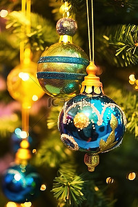 一家三口过圣诞背景图片_圣诞树上挂着蓝色和绿色的装饰品
