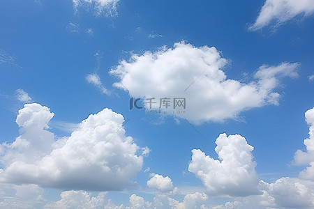 蓝蓝的天空背景图片_蓝蓝的天空中看到一些棕色和白色的云