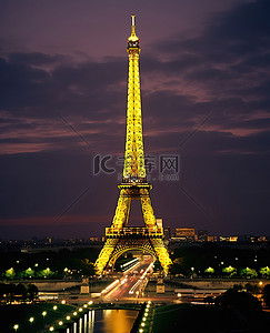 巴黎夜景背景图片_黄昏时分的埃菲尔铁塔 巴黎埃菲尔铁塔的照片