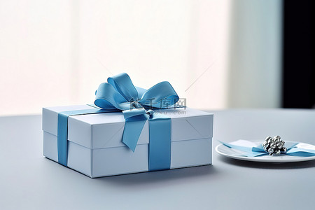 灰色桌子上的蓝色礼品盒