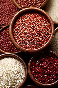 红豆薏仁山药粉背景图片_桌上的红豆和白豆碗