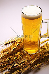 小麦黄色背景图片_一杯啤酒，玻璃杯里有小麦和黄色的麦秆
