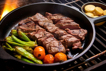 烤牛肉背景图片_一个带烤架的平底锅，一些牛排和蔬菜