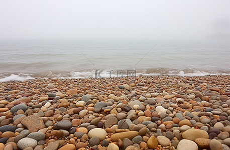 敏背景图片_威斯敏斯特剑桥郡汉普斯特德海滩岸边雾中的圆石滩