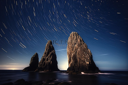 星背景图片_两座高大的岩层映衬着天空