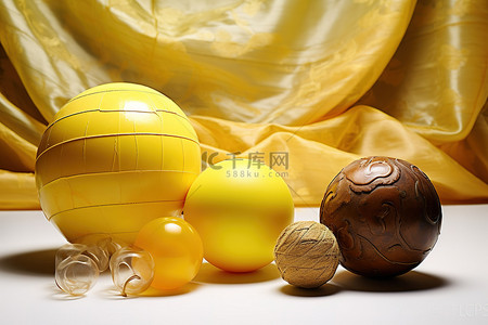 一个黄色的球坐在一些塑料旁边