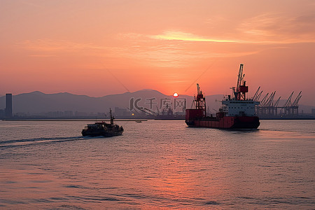 夕阳西下，一艘油船映入眼帘