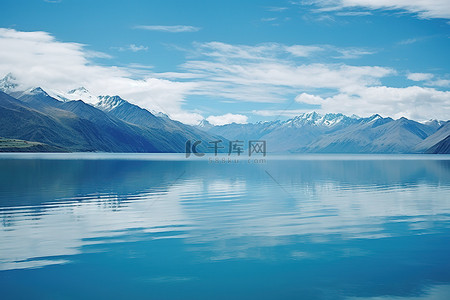 与自然融为一体背景图片_蓝天与新西兰的山脉融为一体