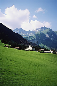 村庄绿色背景图片_平坦的绿色田野，远处有山