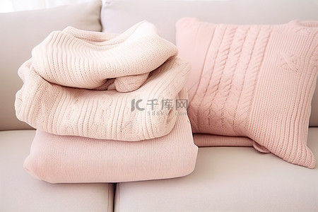 沙发上背景图片_沙发上的三件淡粉色毛衣