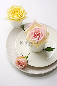 白色餐盘，配有粉红玫瑰和杯子