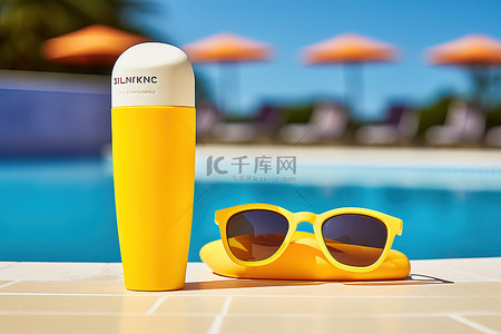 泳池背景图片_游泳池旁边的黄色防晒霜和太阳镜