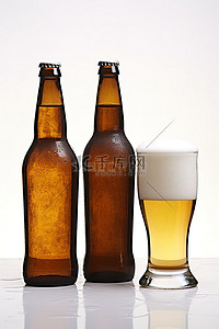 白色的玻璃杯背景图片_棕色啤酒瓶和白色垫子上的玻璃杯
