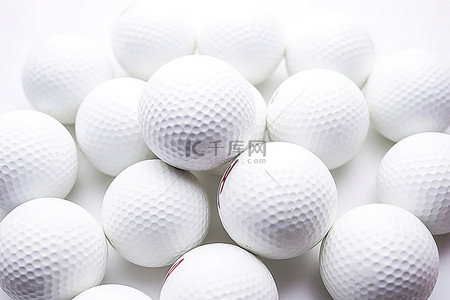高尔夫球头像背景图片_桌子上放着一组白色高尔夫球