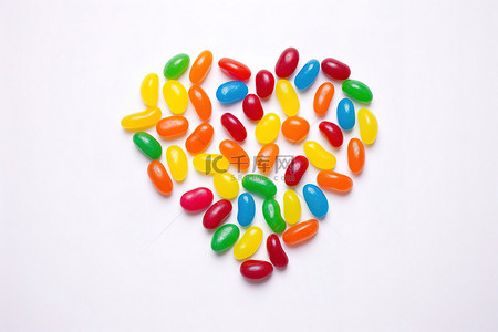 色彩缤纷的软糖豆拼出爱心的形状