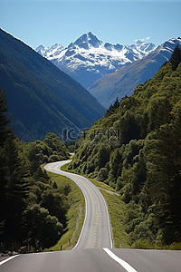 新西兰风景背景图片_风景优美的高速公路，周围群山环绕，树木茂盛