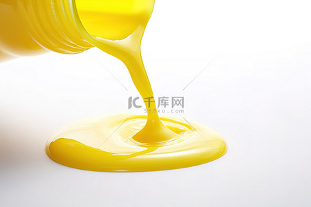 白色黄色背景图片_一瓶凝胶，黄色液体倒在白色背景上