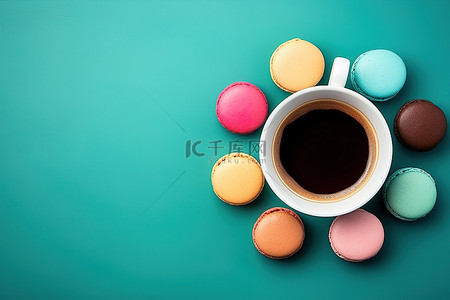一杯咖啡和色彩缤纷的马卡龙环绕着黑暗的背景