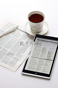 放在报纸和一杯咖啡上的 iPad