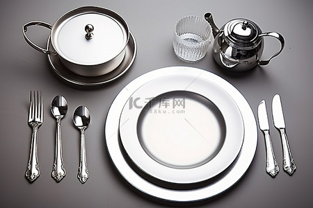 银器包装背景图片_配有银器和餐具的餐桌