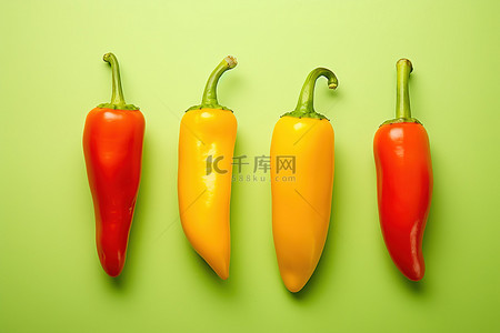 食品辣椒背景图片_绿色背景中的 4 个辣椒