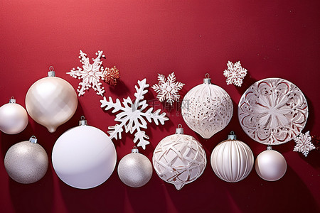 圣诞节框架背景图片_红色背景上涂有小玩意和雪花等圣诞装饰品