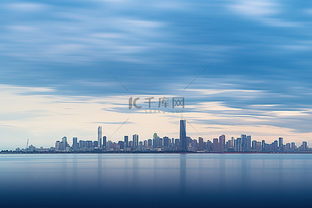 城市孤独背景图片_漂浮在大片水域中的孤独城市天际线