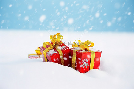 红色礼物圣诞树背景图片_三件红色礼物坐在雪地里