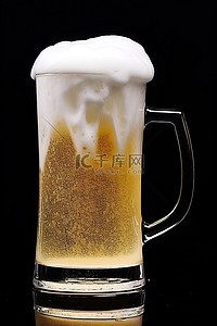白色啤酒泡沫背景图片_一个大啤酒杯，装在一个带泡沫的白色杯子里