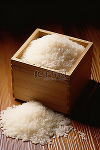 棕色木质表面的木箱里的米饭
