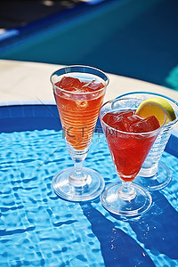 橙色饮料背景图片_橙色饮料和玻璃杯中的一些红色饮料