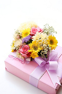 白色桌子上用粉色包裹的礼物呈现的一束鲜花