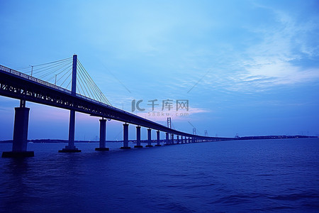 一座桥横跨海洋蓝天和阳光