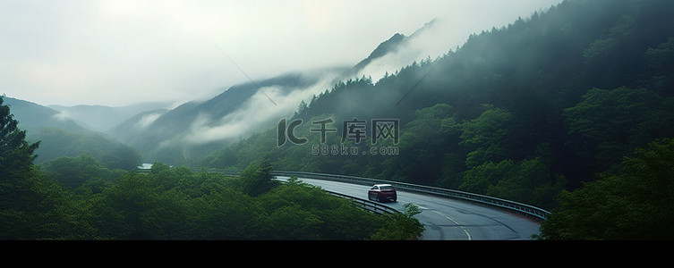 天空汽车背景图片_汽车在山中行驶的图像