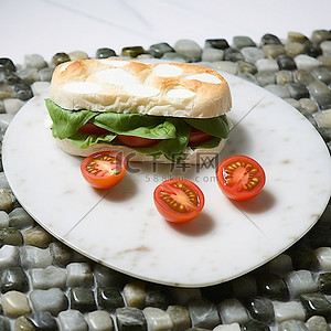 白色瓷砖拼盘上放着菠菜和西红柿的三明治