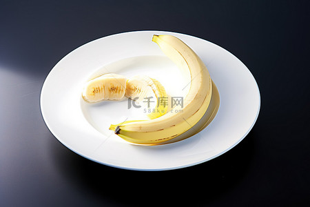 剥香蕉背景图片_小盘香蕉片