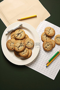 桌上的纸盘铅笔和饼干