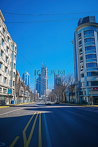 从公交车上看一条有大型建筑物的城市街道