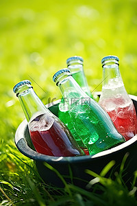 绿草旁边的碗里放着彩色饮料瓶