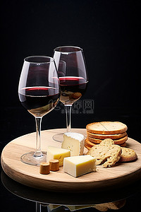 墙前的木板上放着三杯葡萄酒奶酪和面包