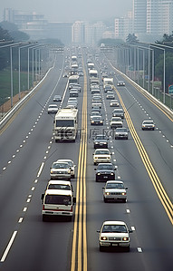一群跑步的人背景图片_一群棕色的大巴士沿着高速公路行驶
