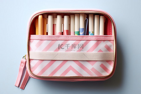 铅背景图片_粉色铅笔袋，里面有五支笔