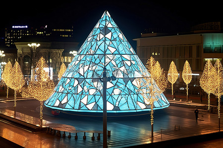 广场上展示着圣诞树和点亮的装饰品