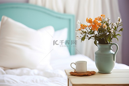 漂亮花瓶和花背景图片_一张漂亮的床和床上的橙色花瓶